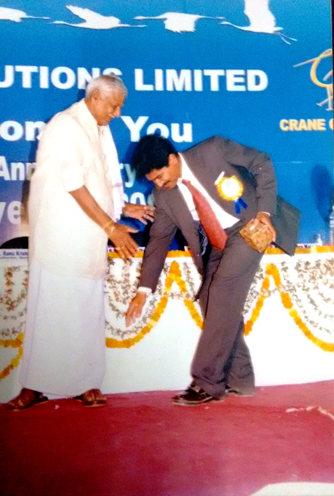 Ravi Thota receiving a felicitation on stage